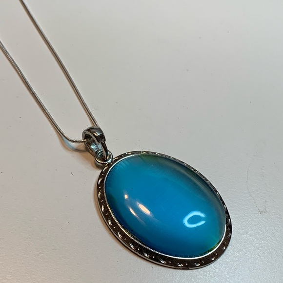 Blue crystal and silver pendant in a silver chain. - Picture 6 of 8